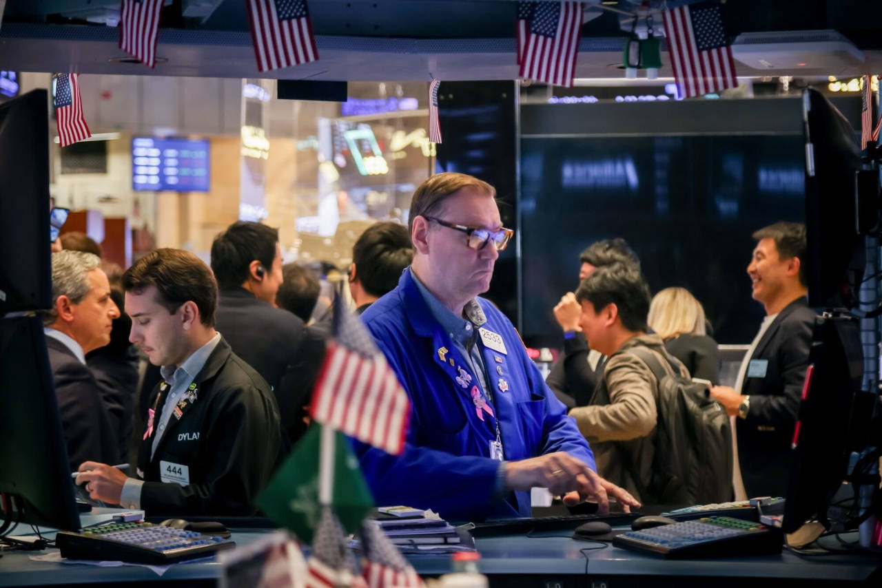 Stocks and Gold Pull Back as Shutdown Uncertainty Lingers